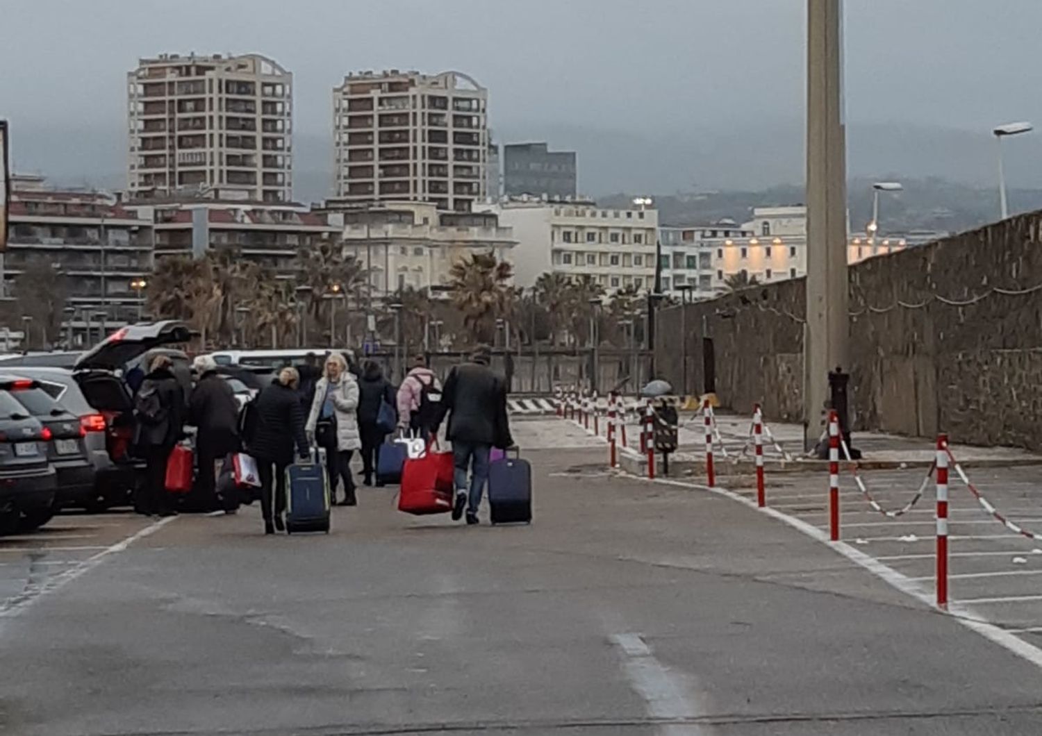 Passeggeri scesi dalla Costa Smeralda dopo quarantena a causa di un sospetto caso di coronavirus