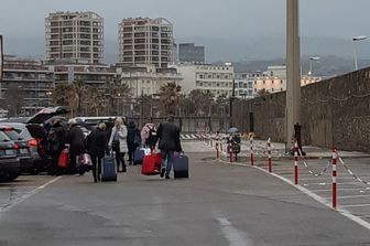Passeggeri scesi dalla Costa Smeralda dopo quarantena a causa di un sospetto caso di coronavirus