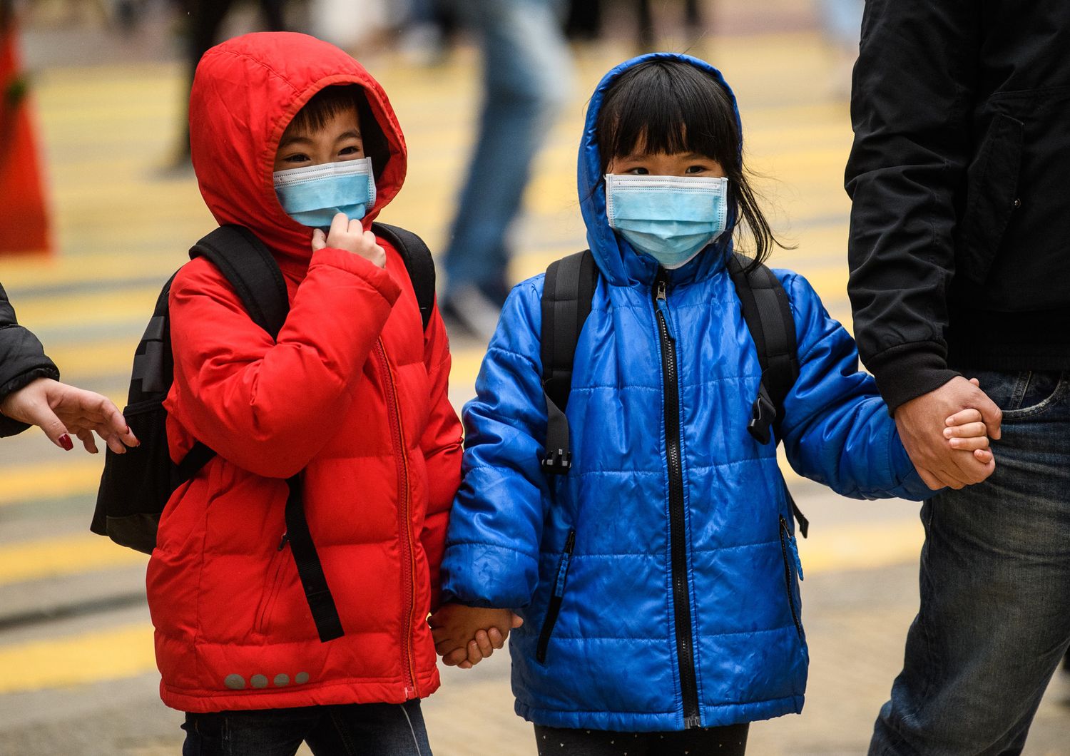 Bambini cinesi con la mascherina a protezione dal coronavirus