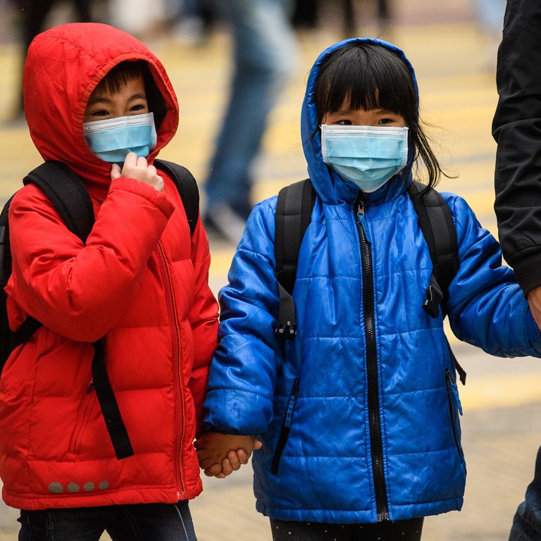 Bambini cinesi con la mascherina a protezione dal coronavirus