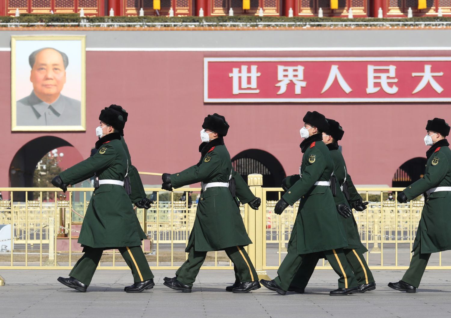 Soldati cinesi davanti alla citt&agrave; proibita con la mascherina per proteggersi dal coronavirus