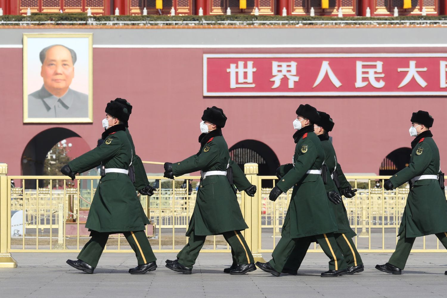 Soldati cinesi davanti alla citt&agrave; proibita con la mascherina per proteggersi dal coronavirus