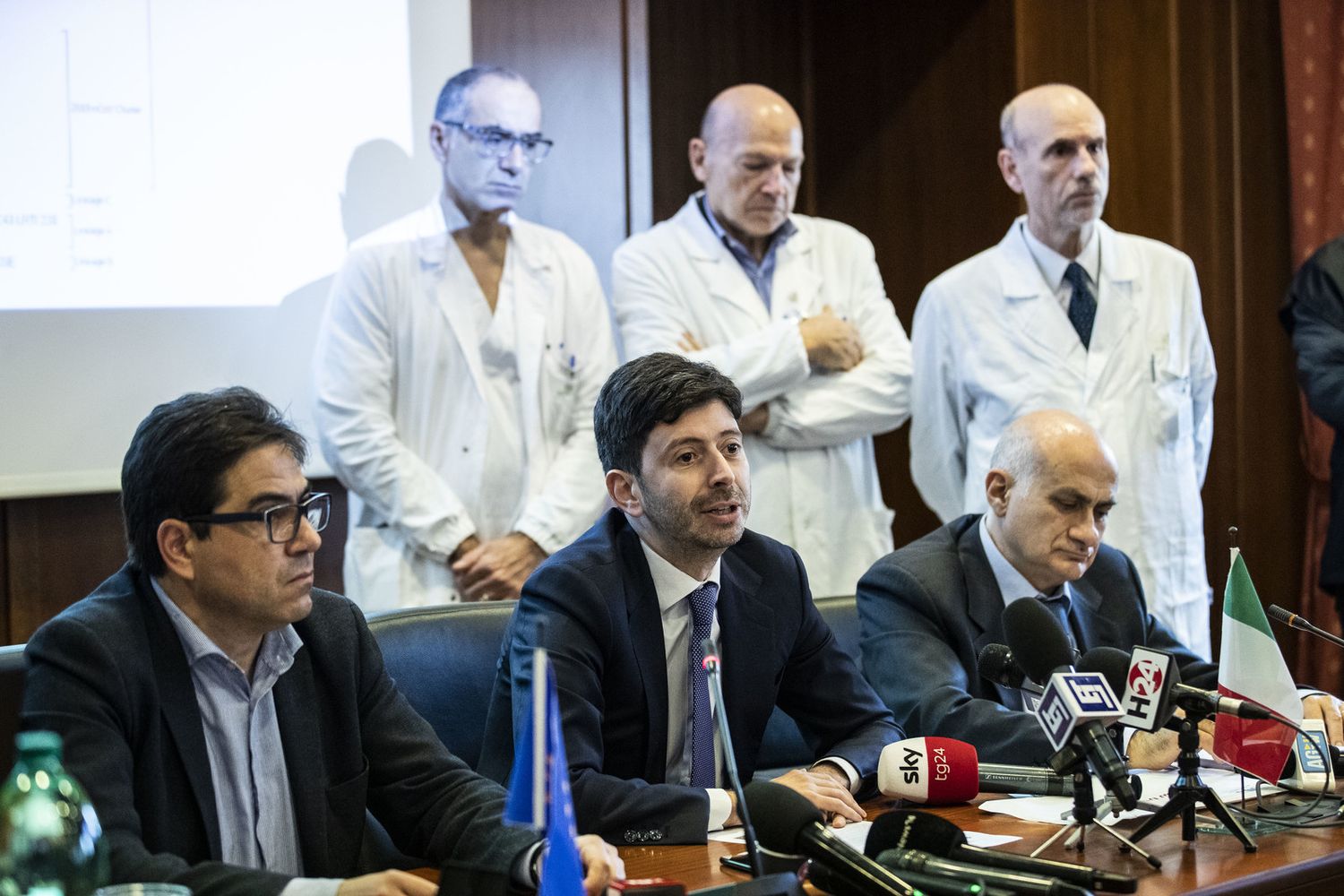 La conferenza stampa durante la quale &egrave; stato annunciato l'isolamento del virus