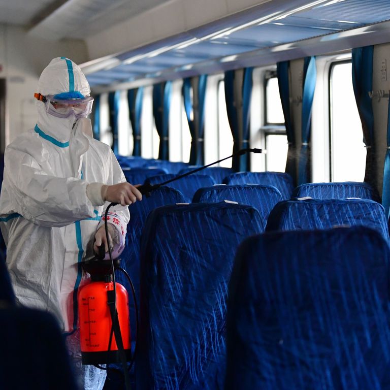 Lanzhou, disinfezione dei treni e degli spazi comuni nella stazione ferroviaria