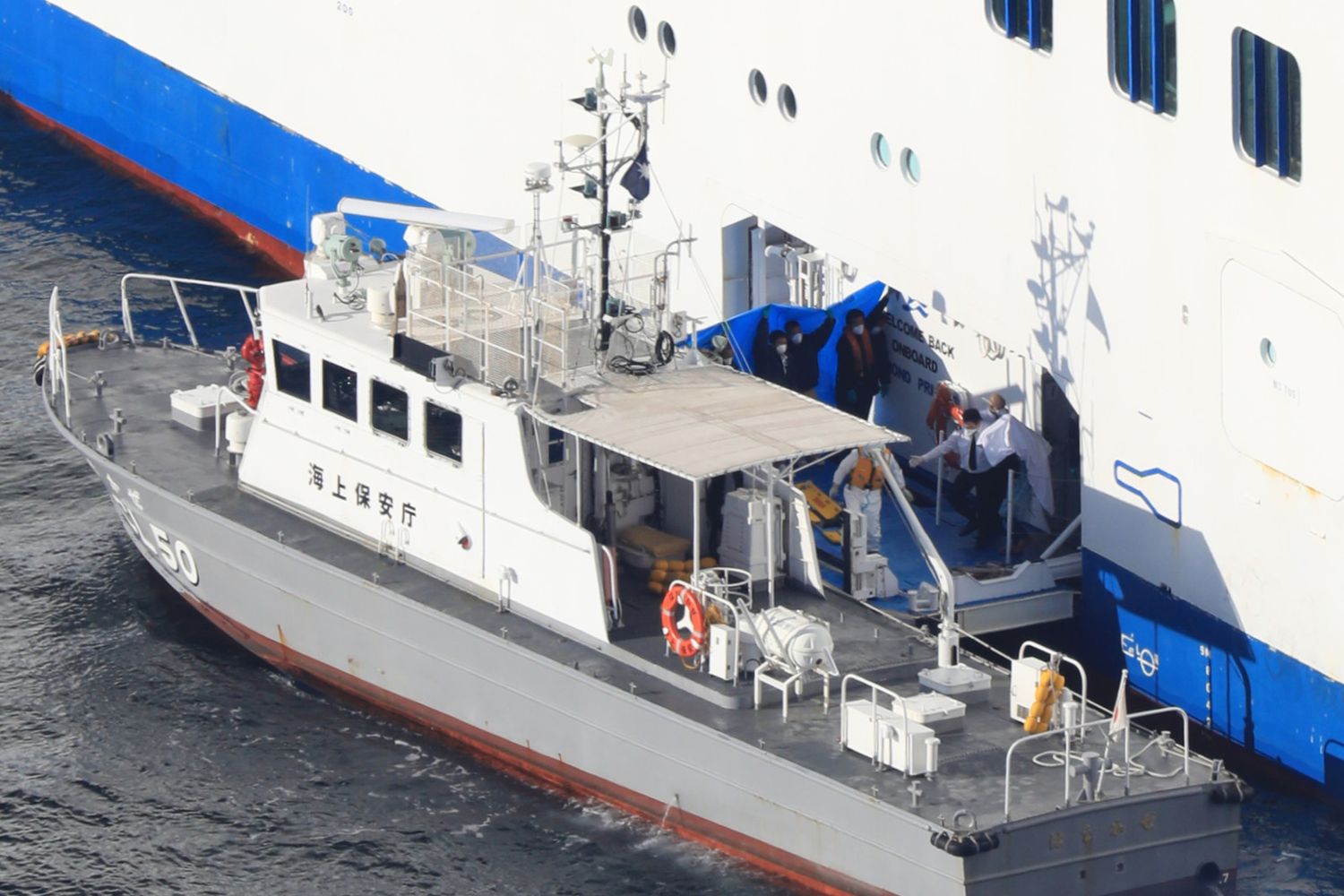 Il trasbordo dei contagiati da coronavirus dalla nave da crociera Diamond Princess