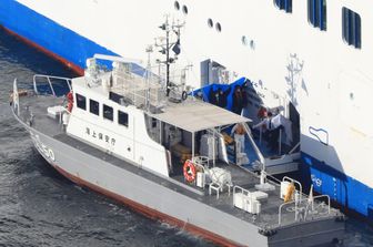 Il trasbordo dei contagiati da coronavirus dalla nave da crociera Diamond Princess