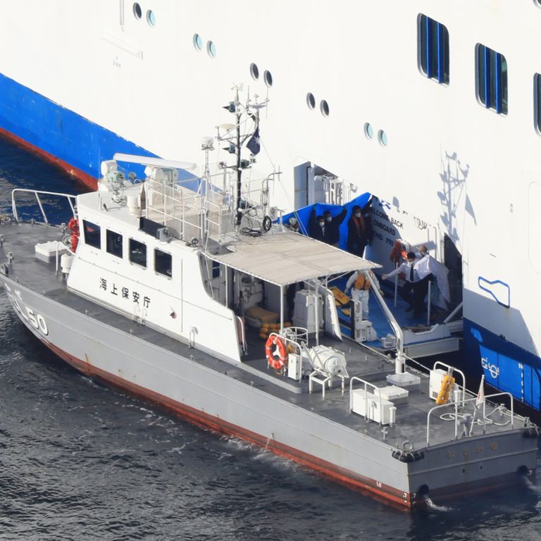 Il trasbordo dei contagiati da coronavirus dalla nave da crociera Diamond Princess