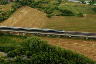 Binari della linea ferroviaria ad alta velocità