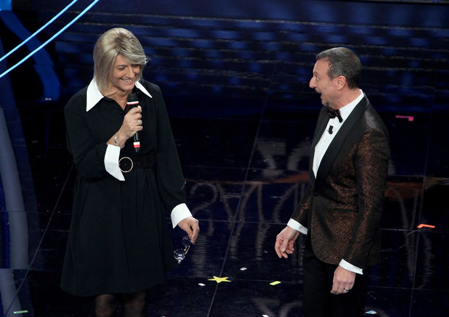 Fiorello travestito da Maria De Filippi con Amadeus sul palco di Sanremo 2020