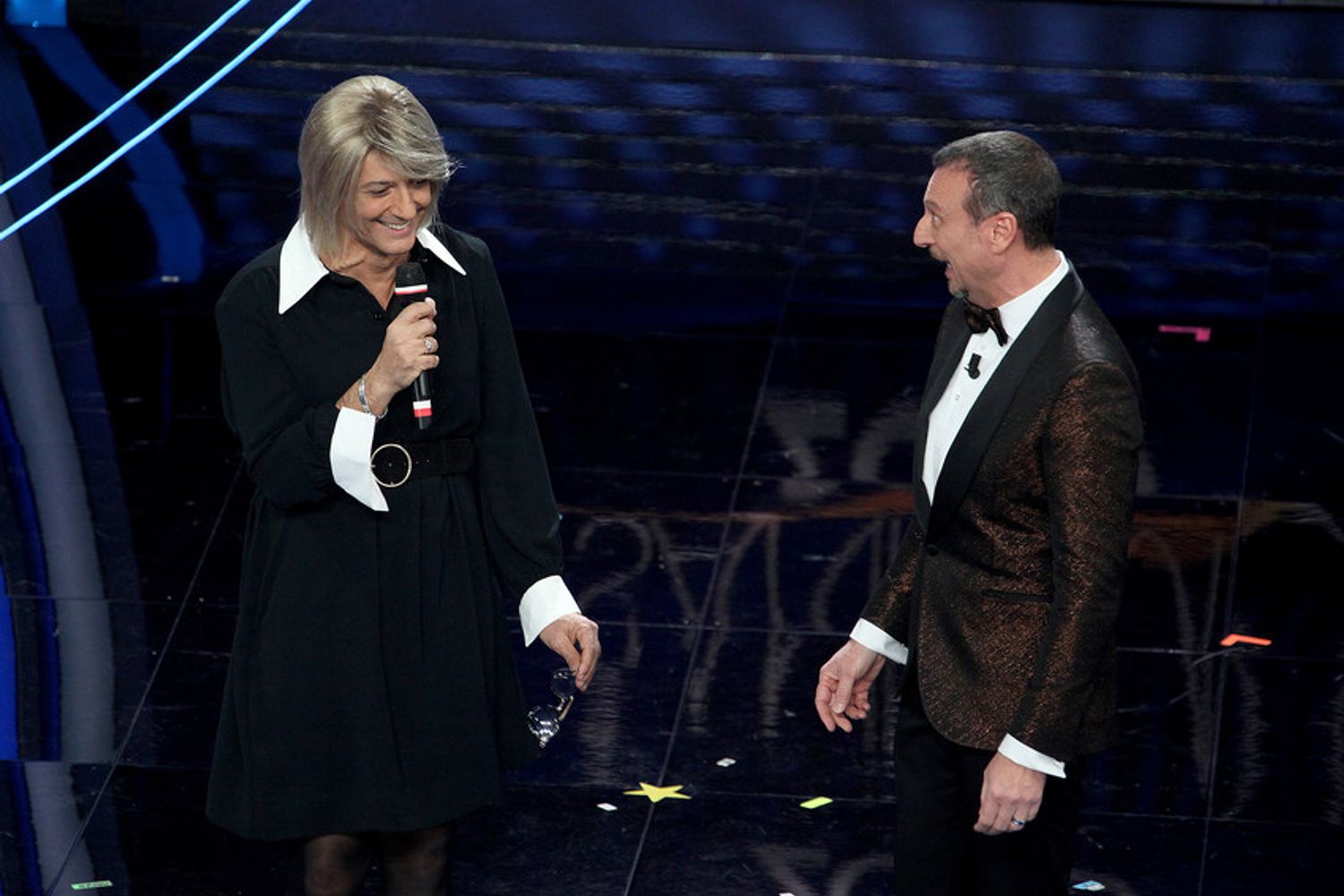 Fiorello travestito da Maria De Filippi con Amadeus sul palco di Sanremo 2020