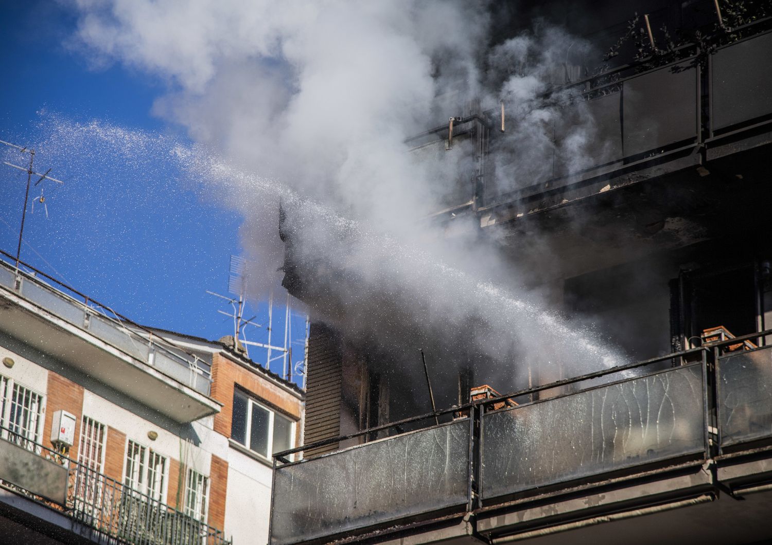 L'incendio in un appartamento di via di Vigna Stelluti a Roma