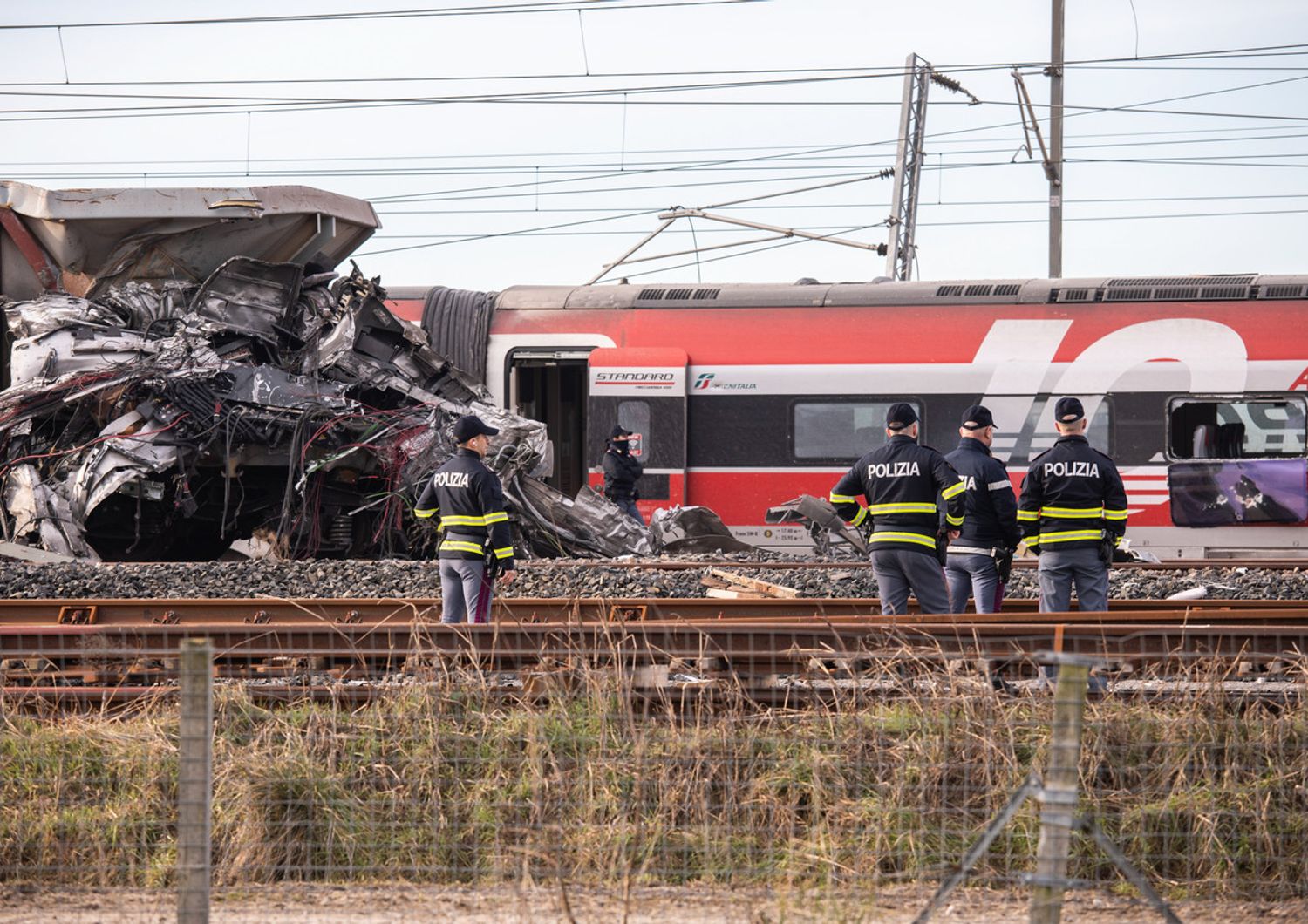 La polizia sul luogo del deragliamento del Frecciarossa vicino Lodi