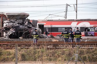 La polizia sul luogo del deragliamento del Frecciarossa vicino Lodi