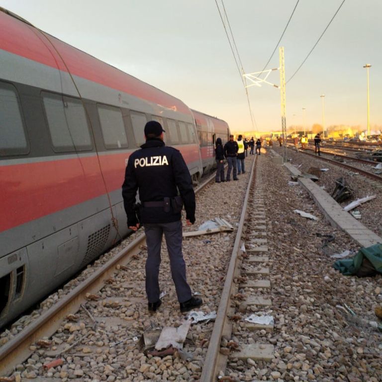 La polizia sul luogo del deragliamento del Frecciarossa vicino Lodi