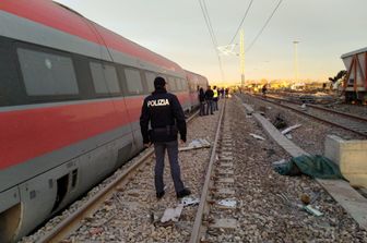 La polizia sul luogo del deragliamento del Frecciarossa vicino Lodi