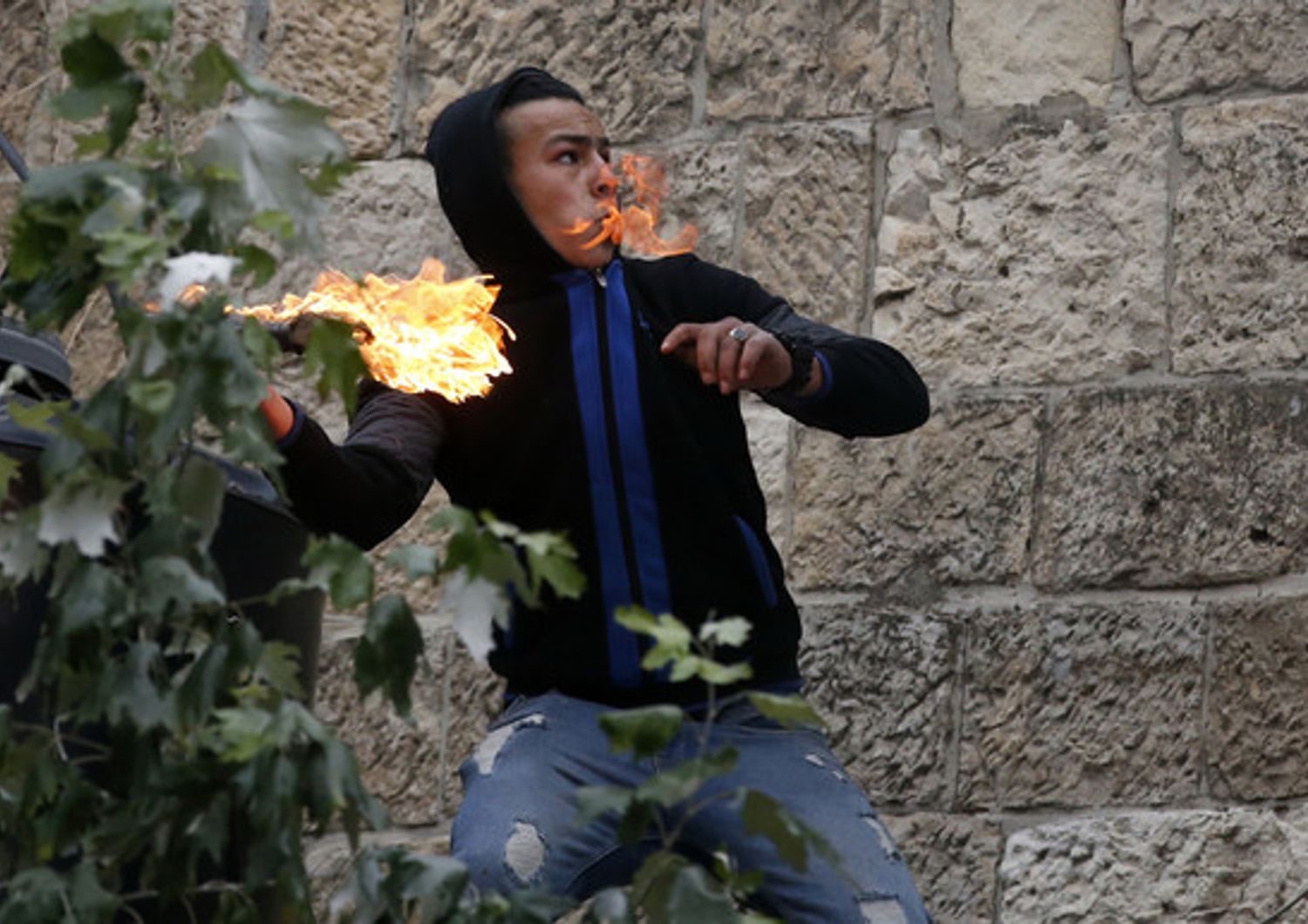Palestinese lancia molotov