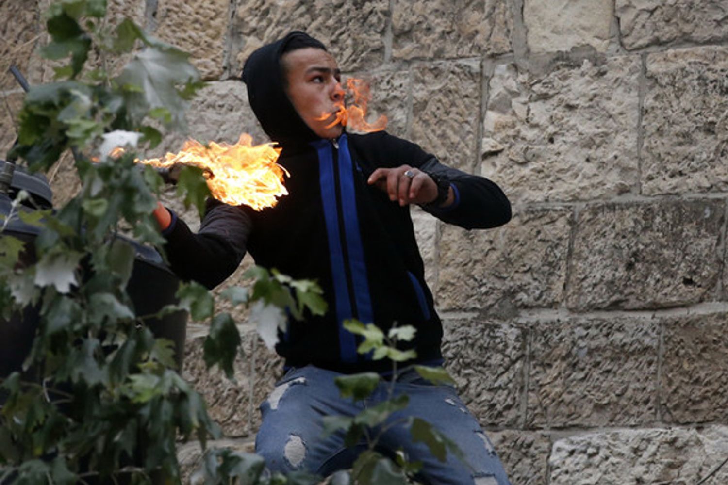 Palestinese lancia molotov