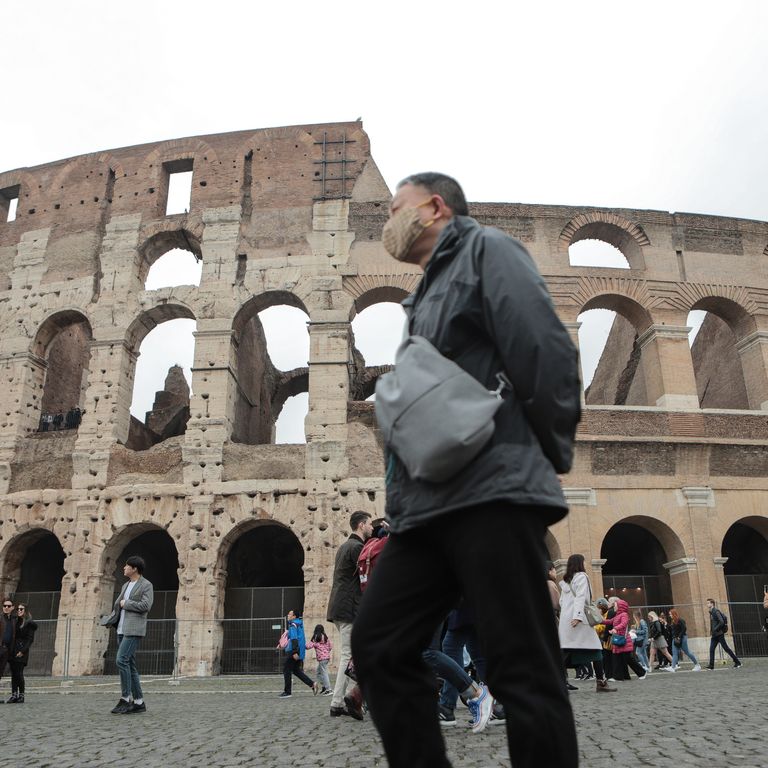 Un turista con mascherina protettiva a Roma