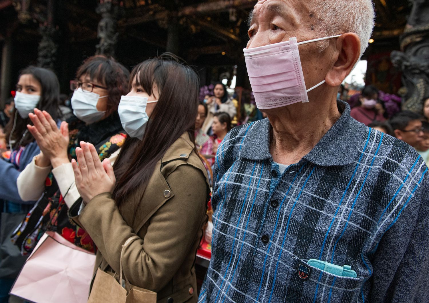 Taiwanesi in preghiera nei giorni del capodanno, durante l'epidemia di coronavirus&nbsp;