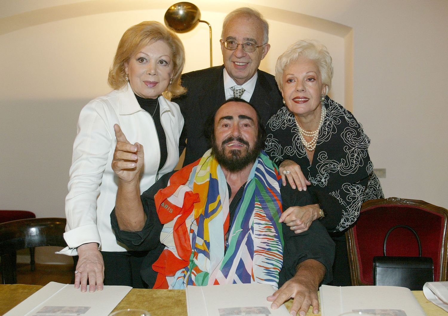 Luciano Pavarotti con Mirella Freni, il maestro Leone Magera e Raina Kabaiwanska