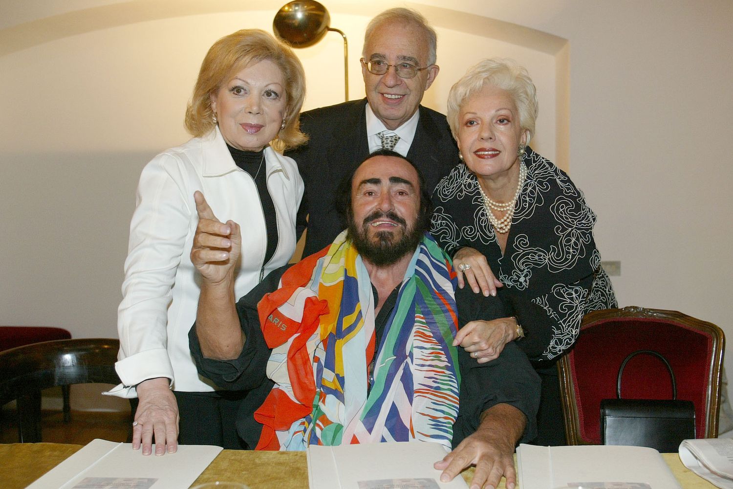 Luciano Pavarotti con Mirella Freni, il maestro Leone Magera e Raina Kabaiwanska