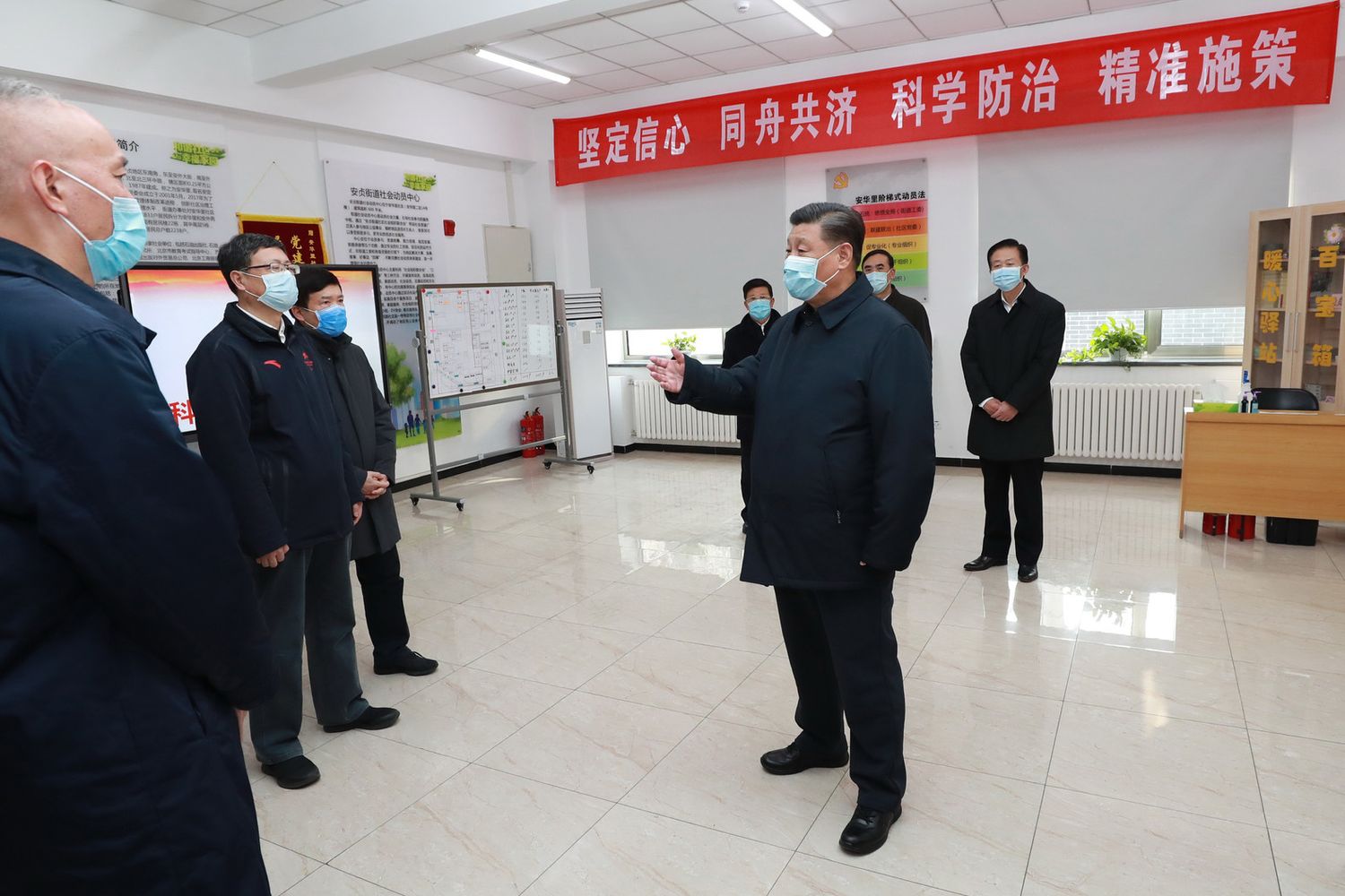 Xi Jinping visita un centro di monitoraggio del coronavirus