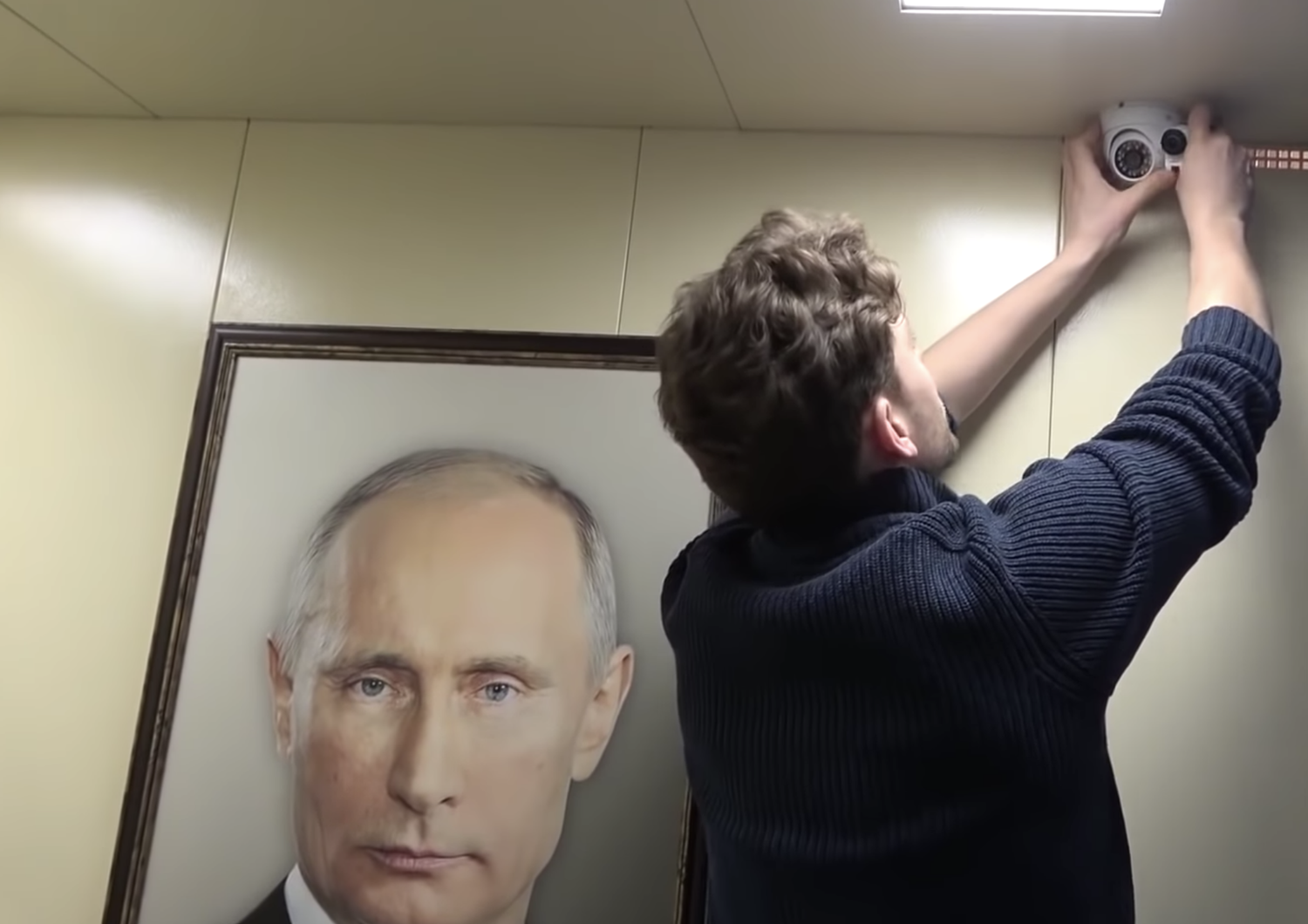 L'installazione della telecamera per riprendere la reazione delle persone davanti al ritratto di Putin in ascensore