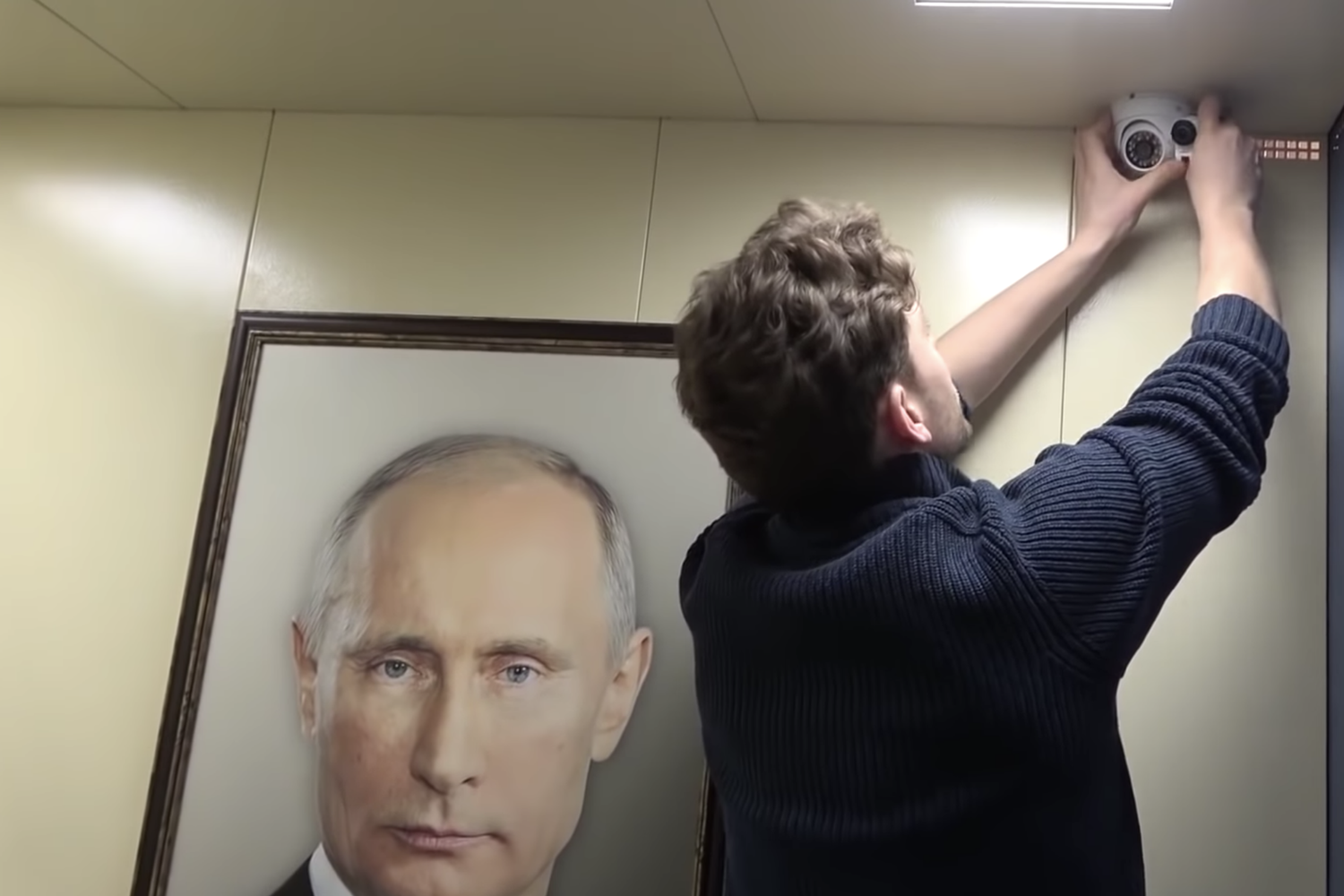 L'installazione della telecamera per riprendere la reazione delle persone davanti al ritratto di Putin in ascensore