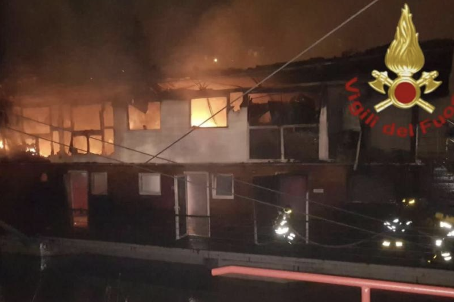 L'incendio del barcone sul Tevere