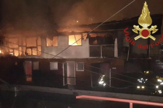 L'incendio del barcone sul Tevere