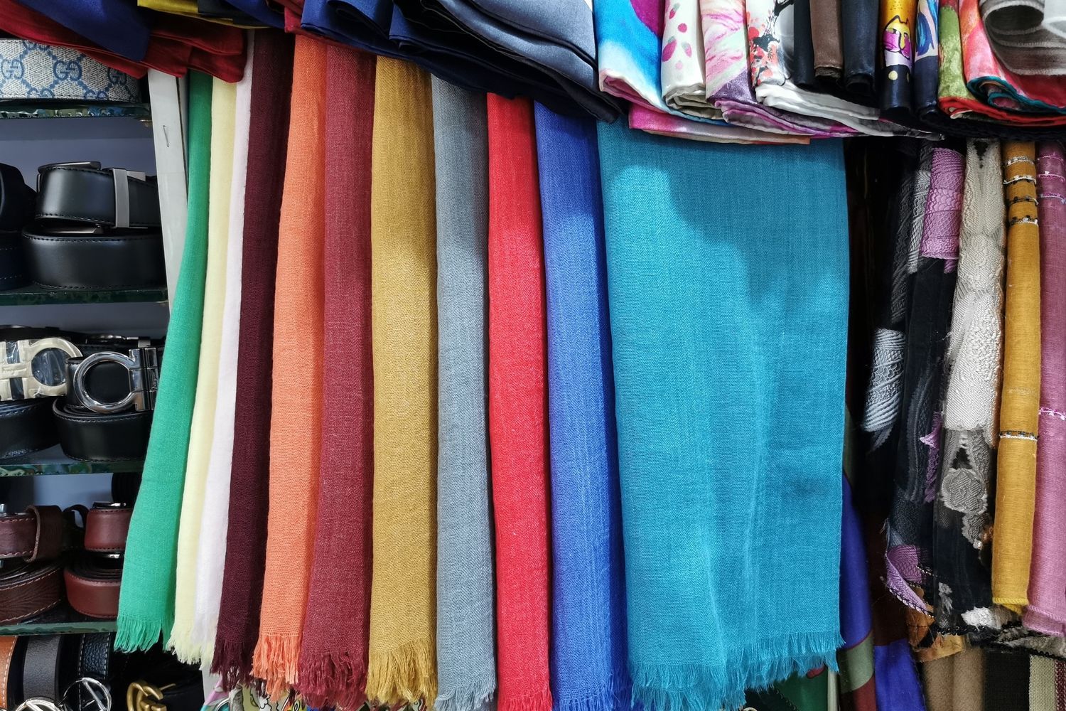 Pashmine in vendita in un mercato di Shanghai