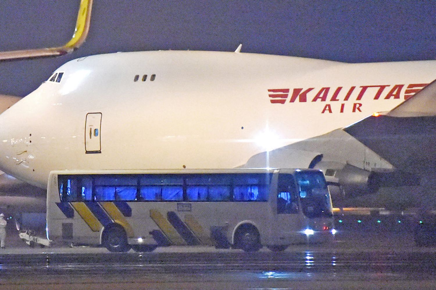 Uno dei pullman che ha portato i croceristi americani all'aeroporto di Tokyo