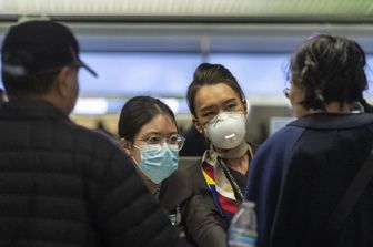 Cittadini cinesi con le mascherine a protezione dal coronavirus