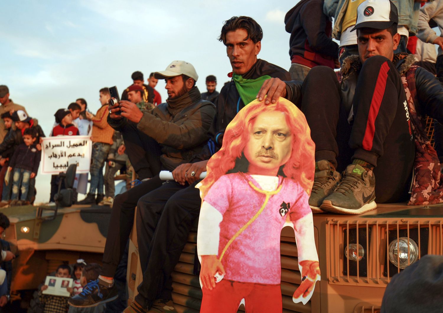 Sostenitori del generale Haftar manifestano contro Erdogan in Libia