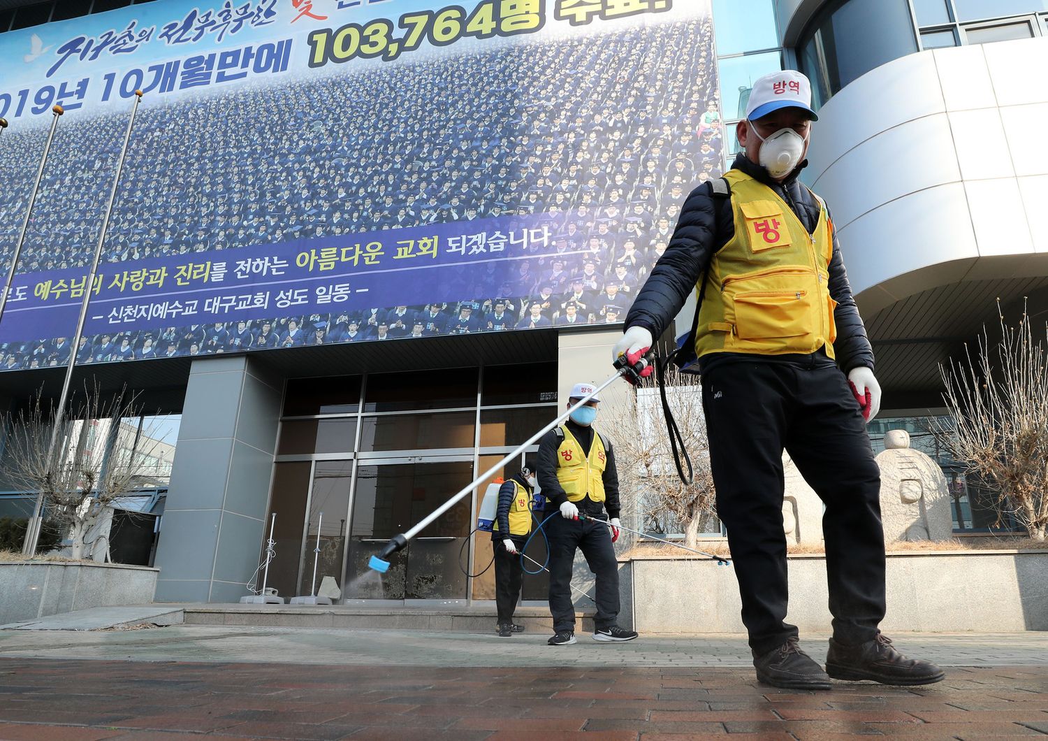 La disinfezione delle strade in Corea del Sud contro il coronavirus