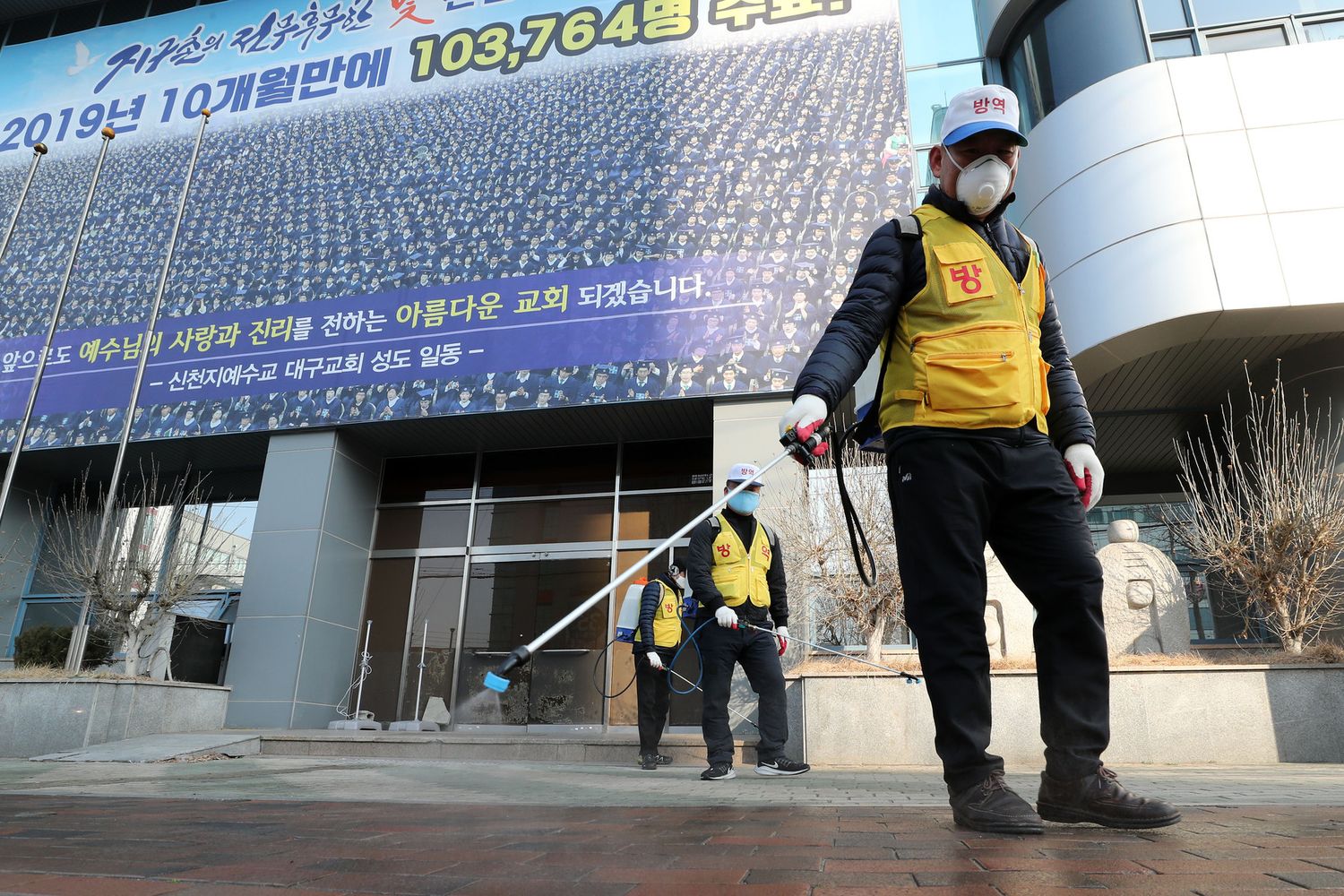 La disinfezione delle strade in Corea del Sud contro il coronavirus