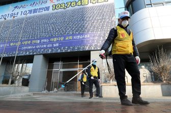 La disinfezione delle strade in Corea del Sud contro il coronavirus