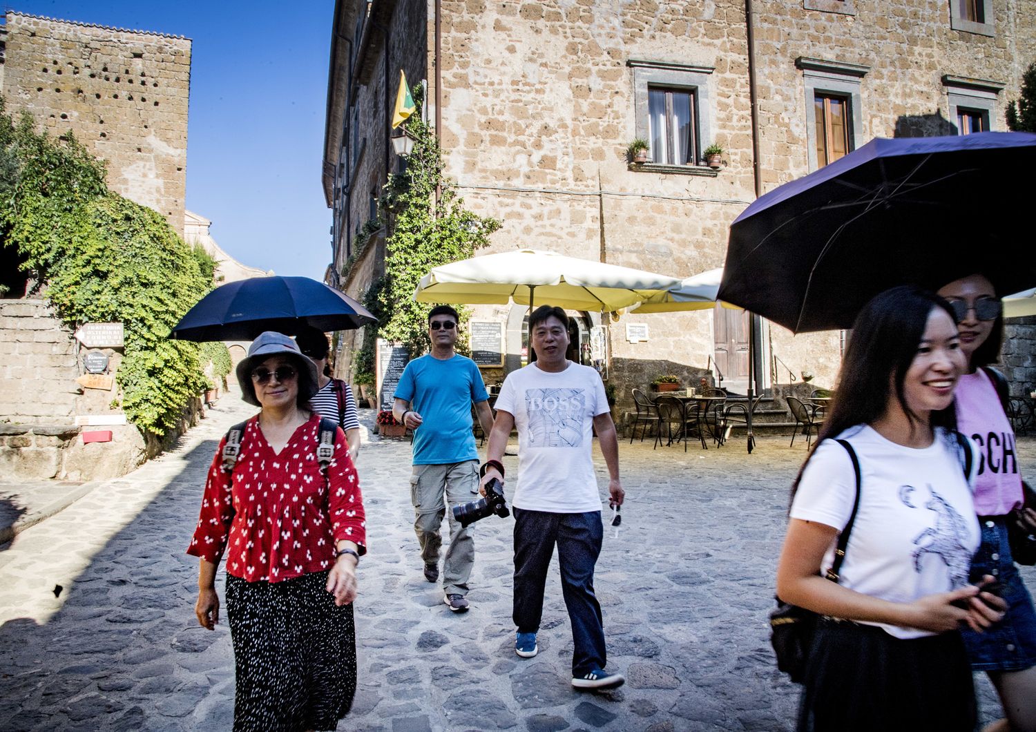 Turisti cinesi a Civita di Bagnoregio