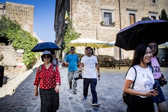 Turisti cinesi a Civita di Bagnoregio