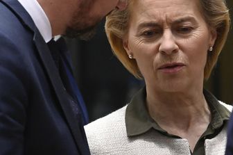 &nbsp;Il presidente del Consiglio europeo, Charles Michel, parla con la presidente della Commissione Ursula von der Leyen durante una pausa dei lavori