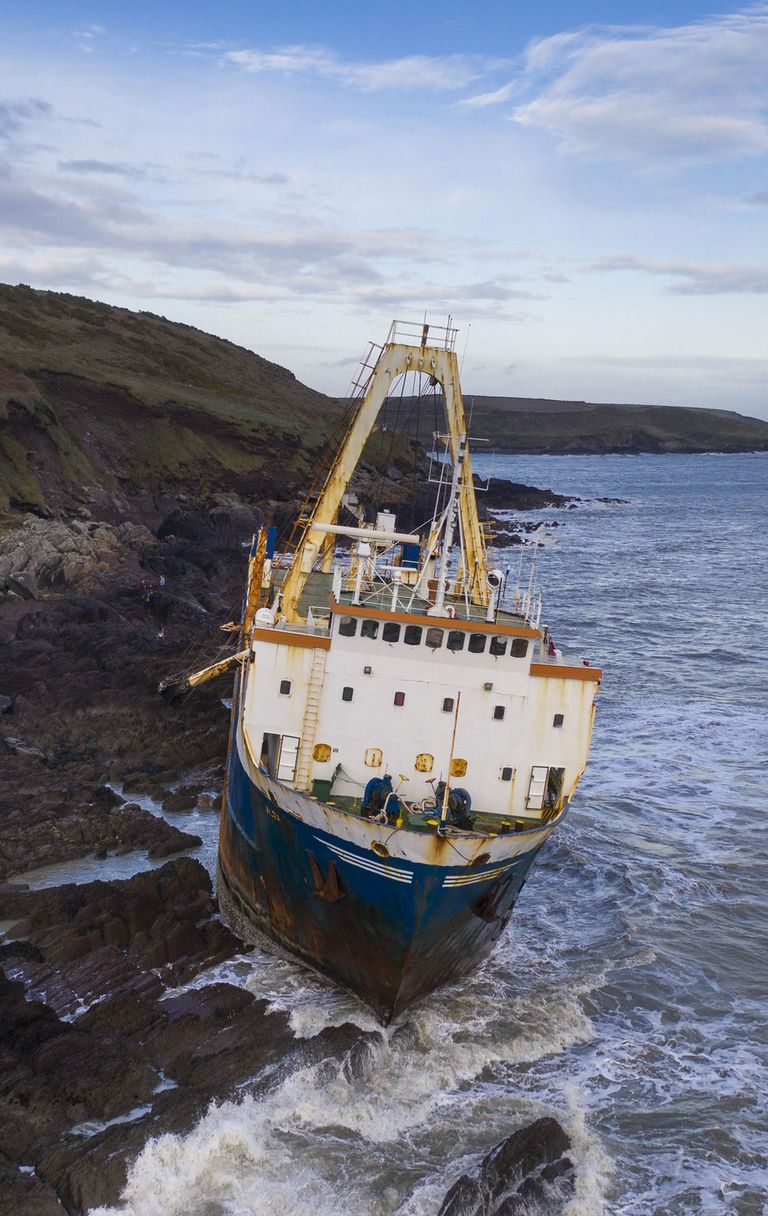 La motonave Alta sugli scogli