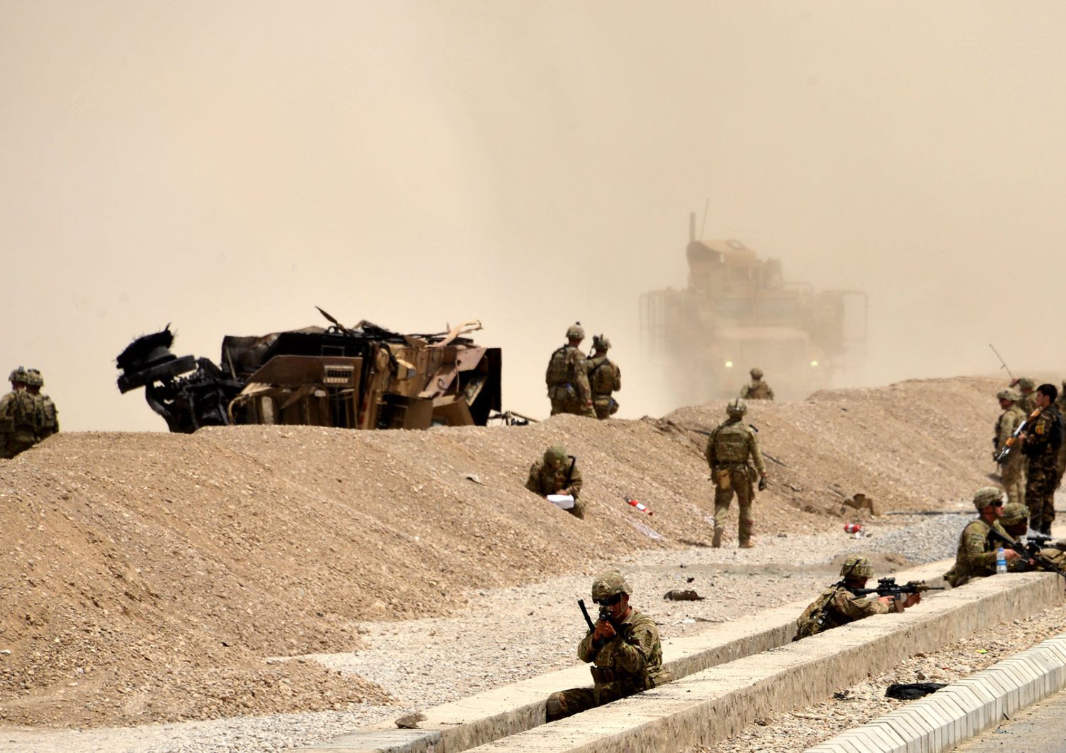 &nbsp;Soldati americani sul luogo di un attentato suicida dei Talebani a Kandahar in agosto