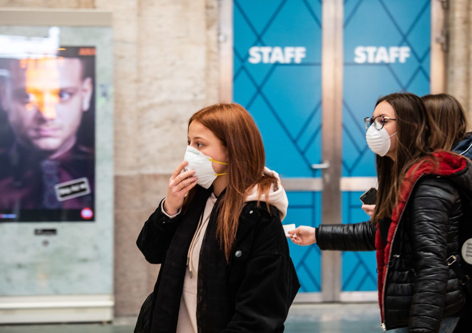 Persone con la mascherina alla stazione centrale di Milano (Claudia Greco/AGF)