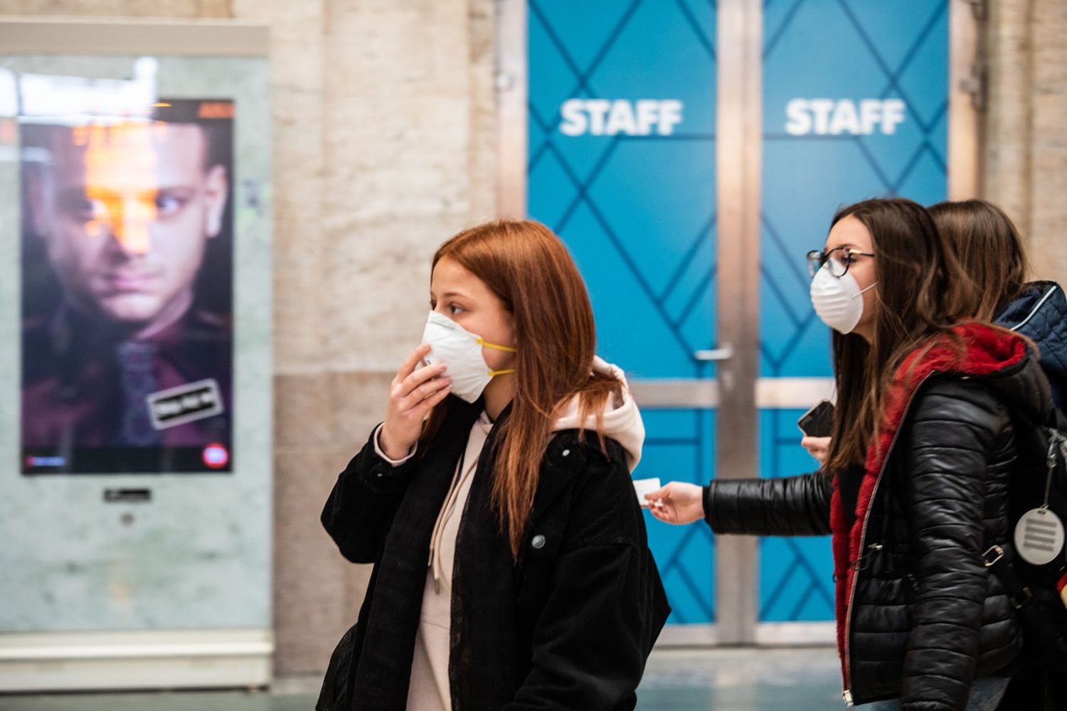 Persone con la mascherina alla stazione centrale di Milano