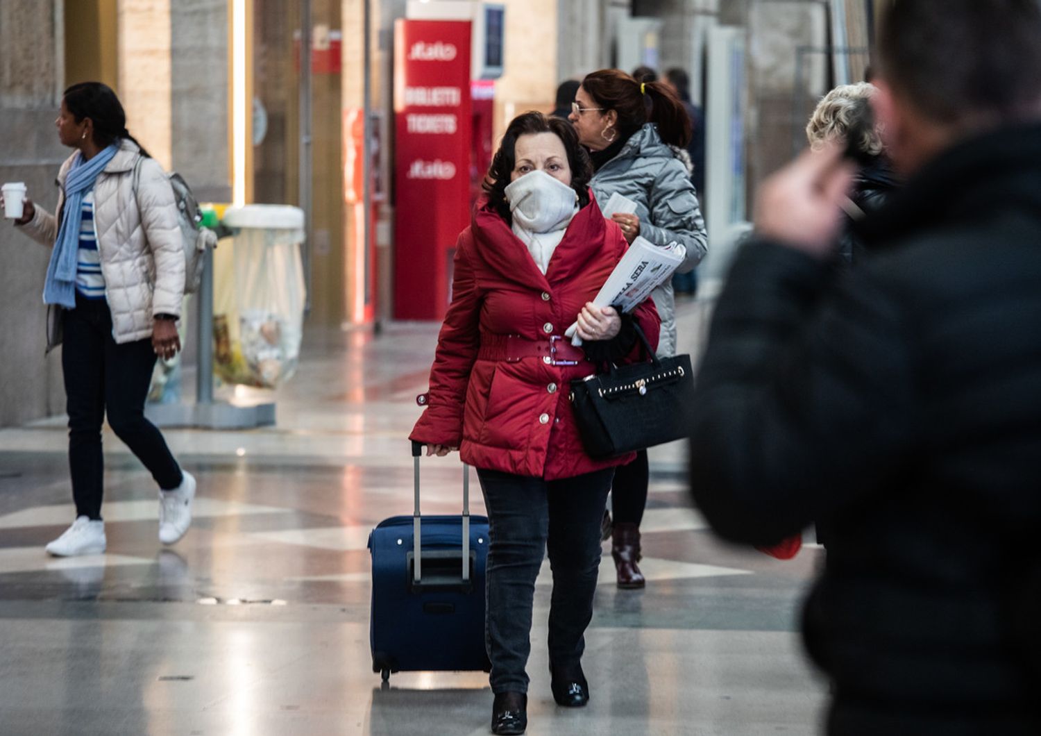 Coronavirus: passante con mascherina alla stazione centrale di Milano