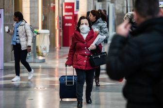 Coronavirus: passante con mascherina alla stazione centrale di Milano