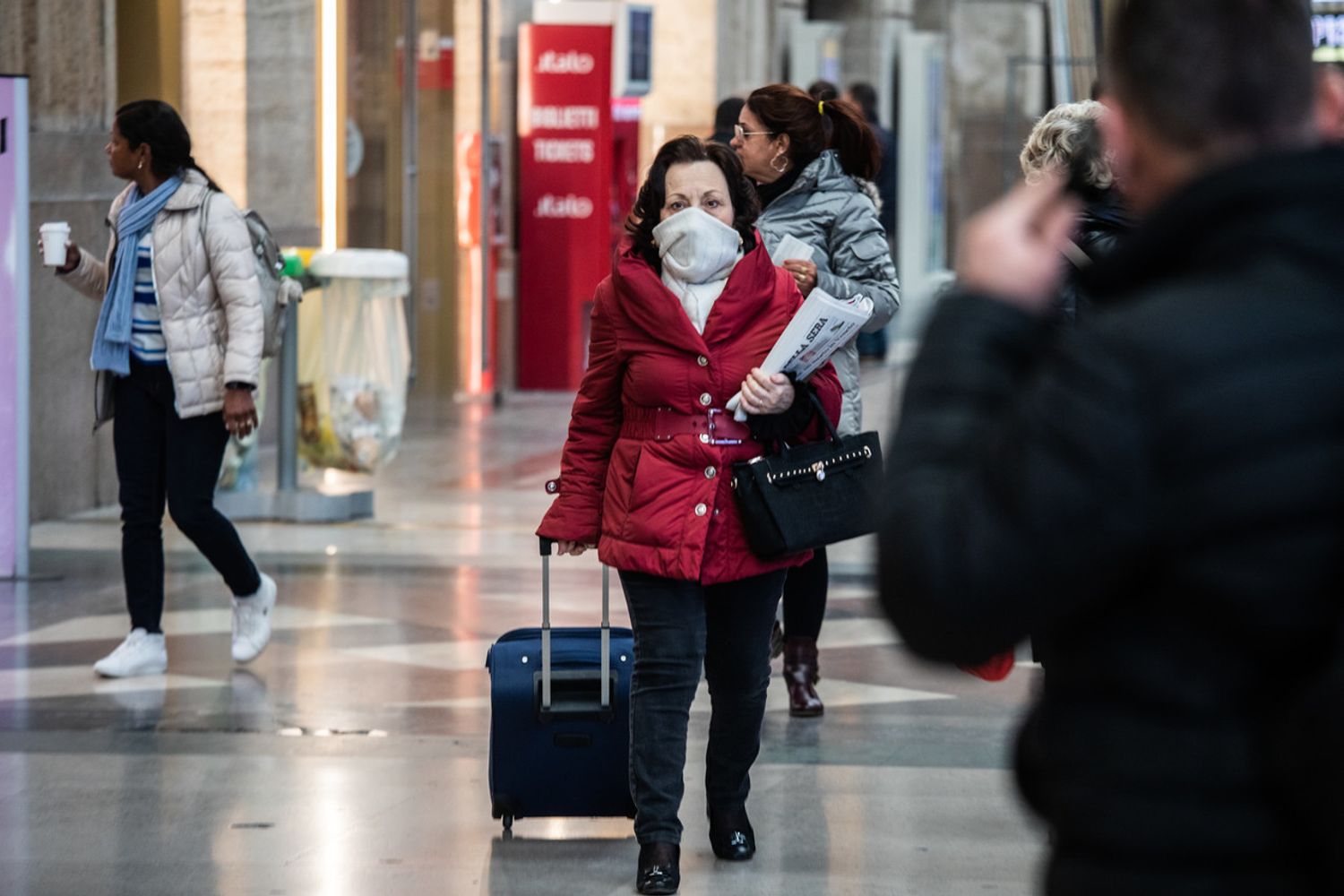 Passeggeri con le mascherine alla stazione di Milano