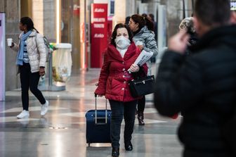 Passeggeri con le mascherine alla stazione di Milano