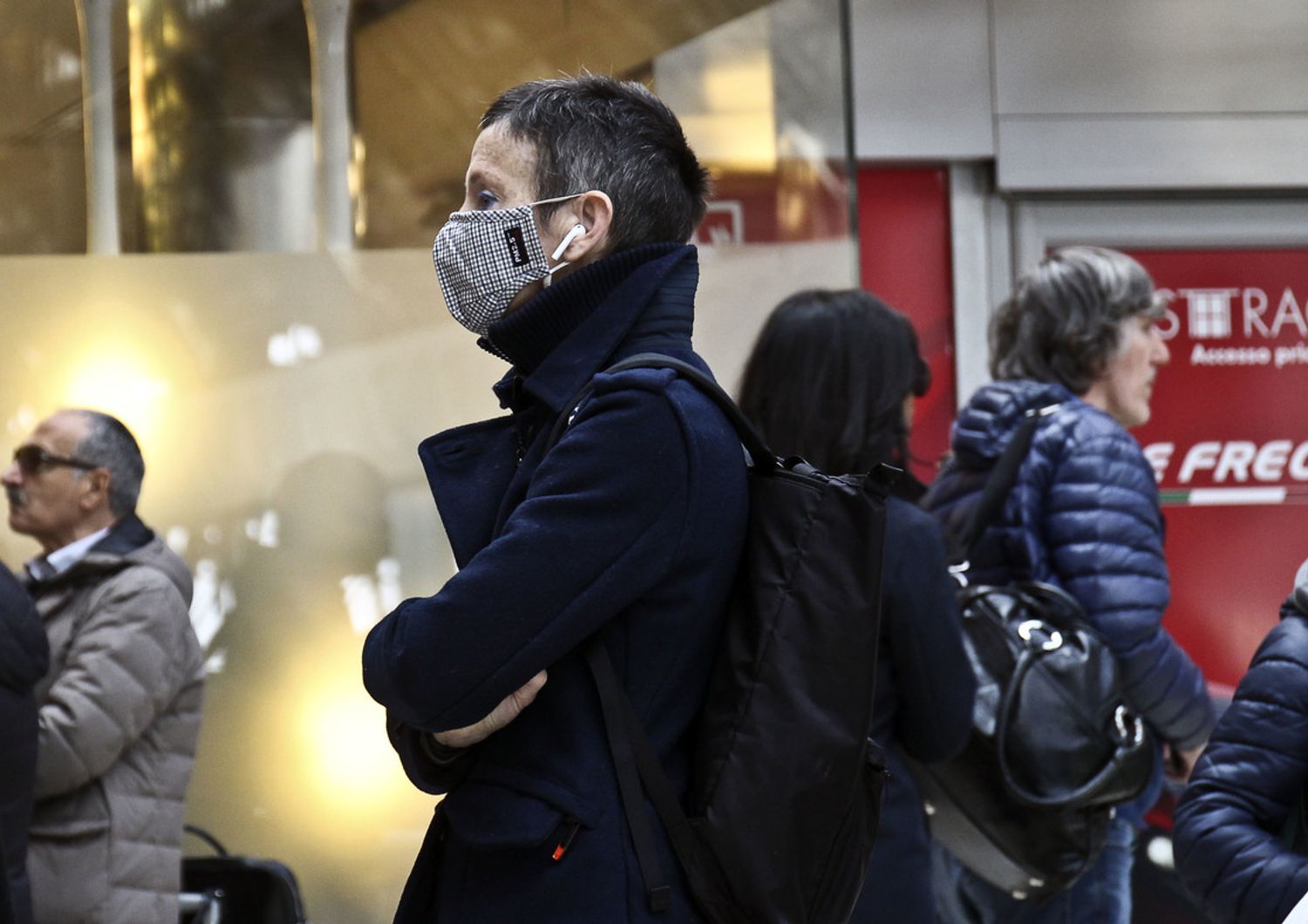 Passanti con mascherine per difendersi dal coronavirus alla stazione centrale di Milano