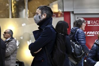 Passanti con mascherine per difendersi dal coronavirus alla stazione centrale di Milano